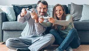 Los abuelos disfrutan con los nietos jugando a juegos tradicionales como las. Los Videojuegos Son Uno De Los Pasatiempos Preferidos