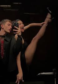 Medya az Aybüke Pusat'ın kışkırtıcı fotoğraflarını yayınladı