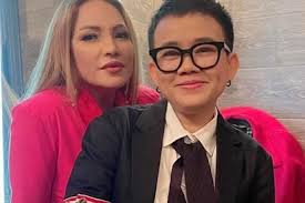 Mới đây, dân tình xôn xao, ngỡ ngàng khi nhạc sĩ phương uyên công khai hình ảnh thân mật bên nữ ca sĩ thanh hà vào đúng ngày valentine sau . Biirbao Aakmmm
