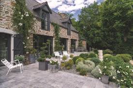 Maison Bretonne En Pierre Renovee Et Son Jardin Jardin Maison Maison En Pierre Jardins