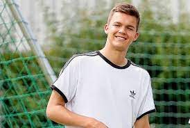Michael ballack (görlitz, 26 settembre 1976) è un ex calciatore tedesco, di ruolo centrocampista. Emilio Ballack Schnuppert Beim Cfc Auftakttraining Blick Chemnitz