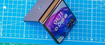 Motorola Razr Ultra 2025 runs Geekbench with a surprising chipset - GSMArena.com news
