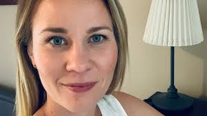 Sennu Keith opettaa lapsiaan kesäasunnolla, Päivi Watsonin tytär piiloutuu  sotilailta takapenkillä