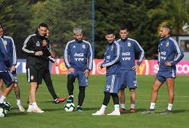 24 de junio de 1987), conocido como leo messi, es un futbolista argentino que juega como delantero o centrocampista. Barcelona Messi Argentina Got It Right By Giving Scaloni The Head Coach Job Marca In English