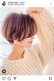 Un esempio di carré corto scalato asimmetrico su capelli castani per un look femminile. Tendenza Nape Bob Il Caschetto Che Scopre Sensualmente Il Collo Vanity Fair Italia