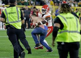 Nfl & super bowl saison news spielpläne, termine, ergebnisse & tabellen hintergrundberichte, interviews & bilder nfl live ran.de Shirtless Nfl Fan Runs Onto Field Of Green Bay Kansas City Preseason Game Gets Tackled