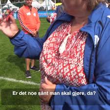 Erna solberg er en norsk politiker som er statsminister siden 2013 og partileder i høyre siden 2004. Norway S Prime Minister Erna Solberg Joins Fidget Spinner Craze The Nordic Page
