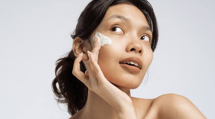 woman using ponds face cream