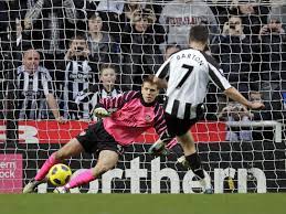 Joey barton crosses the ball in from the free kick. Newcastle 4 4 Arsenal Remembering One Of The Greatest Comebacks In Premier League History 90min