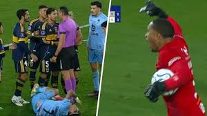 Mira el tenso cruce de Leandro Paredes y el árbitro con empujón incluido y la furia de Omar Carabalí en la tanda de penales de O'Higgins con Boca