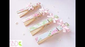 La piccolina 7×4cm+tag 1,20€, quella sui toni dell'argento 9×11cm+tag 2,70€, infine quella con la perlina ,18×11cm+tag 1,70€. Come Decorare Le Mollette In Stile Shabby Diy Shabby Clothespins Youtube