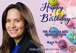 Lisa Dato's Instagram, Twitter & Facebook