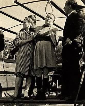 Elisabeth Volkenrath: De cabeleireira a figura temida dos campos Antes da  guerra, Elisabeth Volkenrath era uma mulher comum, levando uma vida simples  e trabalhando como cabeleireira na Alemanha, sem indícios do que