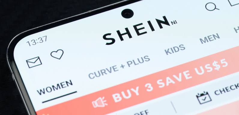 Francia, scatta la tassa sull'ultra-fast fashion: Shein e Temu tra i più  colpiti | Notizie da TeleAmbiente TV News