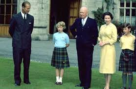 Dôstojník philip a princezná alžbeta sa stretli v júli 1939, keď princezná robila spoločnosť svojmu otcovi na návšteve námornej školy v dartmouthe. 30 Zriedkave Fotky Princeznej Diany A KraÄ¾ovnej Alzbety Ii Zabava Tipy A Uzitocne Informacie O Vztahoch A Manzelstve