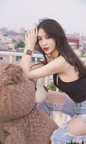 Bố định mang hoa đó về nhà thắp hương cho mẹ con đấy à?. C6fobnie Adeim