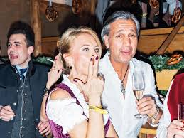 Beat feuz ist wegen entzündungsanzeichen im linken knie in behandlung und immer noch hospitalisiert. The Wild Carnival At The Heart Of Skiing S Most Dangerous Race The New Yorker