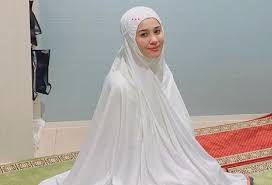 .berkisar keluarga besar emma maembong dan sesuai dengan nama pentas mereka, program ini umum pun sudah sedia maklum yang hampir semua adik beradik emma maembong terlibat dalam. Myartis Com Myartis My Artis Emma Maembong Nikah Tertutup Lusa