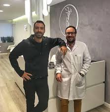 Η βόλτα χέρι χέρι λίγο πριν έρθουν στον κόσμο τα δίδυμα. O Tanimanidhs Apanta An H Mpompa Einai Egkyos Star Gr