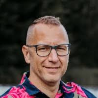 300+ perfiles de «Forstner»