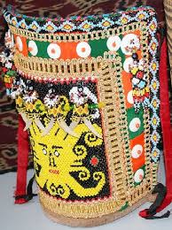 Hasil seni ukir ini dapat kita lihat di rumah tradisional masyarakat melayu, di kepala perahu dan di hulu keris. Kraftangan Tradisional Sarawak