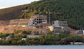 1298 yataklı, 556 odalı güvercinlik enternasyonal otelcilik i̇nşaat tarafından inşaatına devam edilen titanic otel, koyun en güzel noktasında öyle ki yangın çıkan alanda yapılan otel hizmete girdi. Agaclandiracagiz Dedikleri Koyda Dev Otel Yukseliyor Haberler Ekonomi