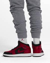 The air jordan 12 became a legendary athletic shoe when michael jordan, sick with the flu, scored 38 points in the 1997 nba finals while wearing the sneakers. Air Jordan 1 Mid Schuh Fur Altere Kinder Nike De