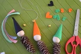 En plus, les ramasser est un prétexte bien sympathique pour partir en ballade. Diy Deco De Noel Petits Lutins En Pommes De Pin