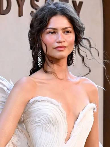 The detail in the white inner corner shadow to match the dress...  @ernestocasillas is a visionary 🤍 📷/🎥: Getty / X / @ly.as Styled by  @luxurylaw #zendaya #theodyssey #redcarpet