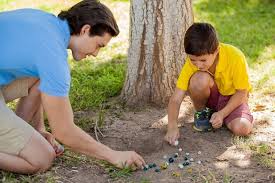 Los juegos recreativos al aire libre son las mejores actividades para divertir a los pequeños. Los 18 Ejemplos De Juegos Recreativos Mas Populares