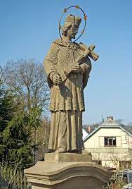 Jan nepomucký je z roku 1725. Socha Svateho Jana Oficialni Stranka Mesta Police Nad Metuji