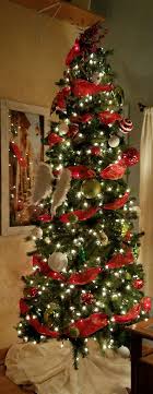 Traditional Christmas Tree With White Lights And Red Ribbon Traditional Christmas Tree Very Merry Christmas Christmas Tree