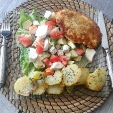 Escalope De Poulet Pane Maison Salade Tomates Avocats Pomme De Terre Herbes De Provence Mozzarella Des De Fromage Au Poivre