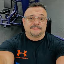 Mike Robért (@thegeekwithmuscles) • Instagram photos and videos