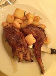 Quella del coniglio al forno è sicuramente una di quelle ricette ci sono tantissimi modi di servire il coniglio al forno e lascio a voi la scelta del contorno. Coniglio In Porchetta E Patate Al Forno Foto Di Mirabo Arezzo Tripadvisor