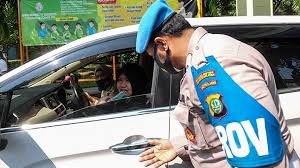 Polisi pamong praja jember, jember. Satpol Pp Jakarta Barat Larang Sanksi Berupa Menyanyikan Lagu Indonesia Raya Metro Tempo Co