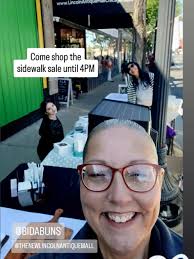 When good energy goes in the food, it's magic! ✨✨✨It was an awesome &  scrumptious sidewalk sale @thenewlincolnantiquemall !!! Vegan Friends  @stewartscheesecakes @libbyscorner_chicago @bidabuns 💜💜💜💜 #vegan  #chicagovegan #bakingisdeliciousart 🙏🏼🌻