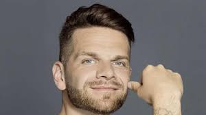 Il sort ensuite le titre jeux sensuels, très écouté dans les discothèques. De Keen V A Jean Marie Bigard La Mairie Promet Que L Ete Sera Show