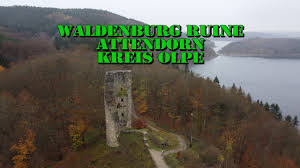 Der biggesee und die biggetalsperrebis der biggesee im jahre 1965 fertiggestellt wurde, mussten 24 sörfer und weiler weichen. Waldenburg Ruine Biggeblick Attendorn Youtube