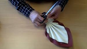 Elle peut aussi être celle qui a de la personnalité avec une petite touche qui change tout. La Feuille Pliage De Serviettes Etalmag Youtube Napkin Folding Paper Napkin Folding Napkins