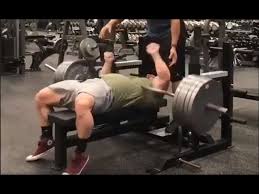 Slowly lower the bar to the chest by allowing the elbows to bend out to the side. Bitte Nicht Zuhause Beim Bankdrucken Nachmachen