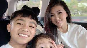 Nama yang diberikan kepada betrand peto itu ternyata memiliki makna yang keluarga the onsu juga mendatangi tempat khusus untuk pembuatan nama tionghoa. Betrand Peto Anak Angkat Ruben Onsu Dan Sarwendah Resmi Gunakan Nama China Ini Sebutannya Pos Kupang