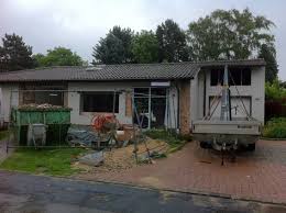 Auf einem baurechtlich schwierigen grundstück entwickelten unsere experten von strick architekten + ingenieure ein pfiffiges einfamilienhaus mit garage. Vorher Nachher Kernsanierung Eines Bungalows Homify Kernsanierung Bungalows Haus Aufstocken