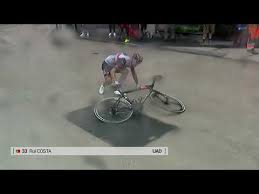 Chaque année, depuis 1903, les meilleurs coureurs de la planète s'affrontent pendant trois semaines sur les routes de france. Caduta E Rabbia Per Rui Costa Al Tour De Suisse 2021 Youtube