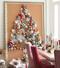 壁面に手作りクリスマスツリーで壁飾り interior design box 海外の使えるインテリア術 モダンなクリスマス クリスマス 壁 クリスマス オーナメント