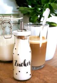 Diy Zuckerstreuer Aus Leerer Smoothieflasche Selbermachen Hejhurra Diy Zuckerstreuer Coole Upcycling Idee Au In 2020 Smoothie Flasche Zuckerstreuer Upcycling Ideen