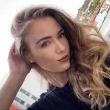 Julie Castellano's Instagram, Twitter & Facebook