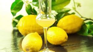 La Veritable Recette Du Limoncello Les Specialites Italiennes Recette Limoncello Limoncello Alcool Pour Fruits