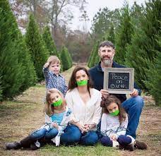 One program is displayed on the full screen at the same time one or more other shows are playing in inset windows. 28 Awesome Pics To Make Your Day Funny Family Photos Christmas Family Photos Funny Family Pictures