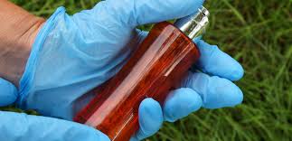 Photo Il offre un parfum empoisonné à sa compagne sans le savoir